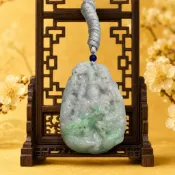 【新中寶｜台灣現貨】天然翡翠春帶彩關公吊墜｜12mm厚裝紫羅蘭飄綠玉牌｜雙龍護主武財神關聖帝君玉珮｜霸氣招財辟邪防小人
