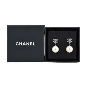 【CHANEL 香奈兒】CHANEL雙C LOGO金屬水鑽鑲嵌飾珍珠吊墜穿式耳環(銀)