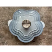 【愛咪雜貨小舖】全新Le Creuset 山茶花淺底燉飯鍋 花鍋 山茶花燉飯鐵鍋 燉飯鍋 淺底鍋 燉鍋 20cm
