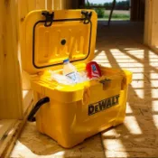 【哆哆購】Dewalt得偉保溫箱保冷箱冰桶美式工業風戶外露營儲物釣魚箱工具箱