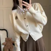 La Belleza假兩件學院風襯衫領拼接徽章貼布銅釦開釦針織毛衣