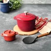 【STAUB】波爾多紅琺瑯鑄鐵飯鍋16cm+烤盅10cm+飯匙(德國雙人牌集團官方直營)
