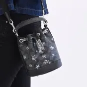 COACH Dempsey 金屬LOGO滿版雪花印花束口兩用水桶包(黑灰)