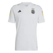 (店+)【adidas 愛迪達】IC4445 adidas 阿根廷國家隊2022世界盃修身徽章短袖足球衣 男女同款