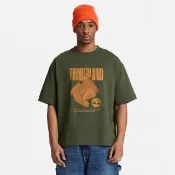 【Timberland】男款綠色寬版厚磅黃靴圖案短袖T恤(A5TH7U31)