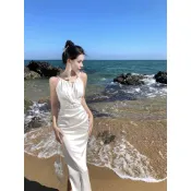 設計感白色緞面細肩帶洋裝  掛脖吊帶小白裙長款  魚尾高級感連衣裙長裙子