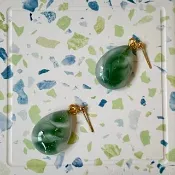 祖母綠水滴耳環  背面為霧面