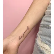 「愛你自己」  love yourself 紋身貼紙 微刺青 輕紋身  IG 打卡 紋身貼 超美 性感 網紅 文字 草寫