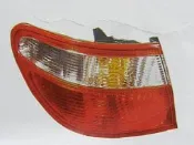 NISSAN SENTRA 180 N16 後燈 尾燈 1600 另有各車系引擎,板金,底盤零件 歡迎詢問 