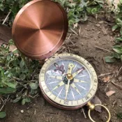 指南針 指北針 求生工具 紅銅高精度便攜式指北針復古登山懷錶指南針翻蓋夜光防水羅盤探險【宜家良品百貨】