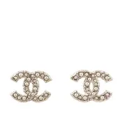 【CHANEL 香奈兒】CC Logo 玻璃珍珠針式耳環(金色/珍珠白)