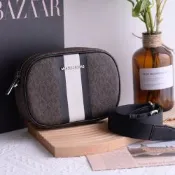 MICHAEL KORS JET SET TRAVEL 經典印花條紋拉鍊斜背包(深咖/銀釦)