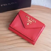 PRADA 金屬LOGO水波紋信封式三折短夾(紅)