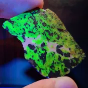 ***原礦屋*** 九龍夜明珠！珍稀螢光礦物！A級美國紐澤西州矽鋅礦原礦11.61g！(夜光石)