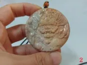 『玲玲水晶藝品』珊瑚玉〈菊花石〉吊墜〈龍牌2〉雕工細緻很美  龍被賦予吉祥的寓意 有天然礦孔 優惠價！！