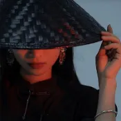 熱銷🔥竹編鬥笠 竹木黑色古風斗笠 古裝影視大俠帽 表演舞臺演出男女道具 扮演服飾紅色俠客帽 COS武俠變裝舞蹈蓑衣帽