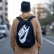 (店+)【NIKE 耐吉】Nike Logo Backpack 後背包 雙肩背 筆電層 Logo 黑白 BA5217-010