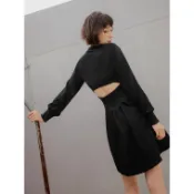 【OB嚴選】純色圓領微性感收腰露背長袖A字洋裝