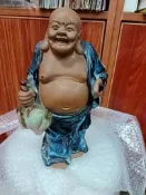 石灣陶瓷  石灣公仔，石灣窯美陶廠生產，笑佛，尺寸高32釐米，圖六處有一點小瑕疵，其它完好，品相如圖。