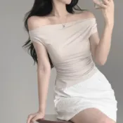 正韓【預購】女生一字領無袖收腰顯瘦側腰開線抓皺擺搭素面上衣 乳白 米 黑【08.20】東大門-M18035