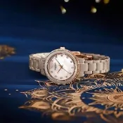 【EMPORIO ARMANI】亞曼尼 Cleo 陶瓷晶鑽珍珠貝女錶-奶茶色/32mm 送禮 禮物 推薦(AR70018)