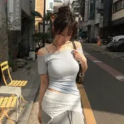 正韓【預購】女生溫柔收腰顯瘦素面百搭日常削肩短袖上衣T恤 灰 乳白 藍 黑【08.11】東大門-M17859