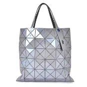 【ISSEY MIYAKE 三宅一生】BAOBAO  LUCENT ONE-TONE 珠光亮面方格6x6手提包(藍灰色)
