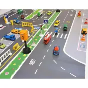 大停車場套裝組合-尺寸120x80公分，包含路障6個-柵欄8個-三角錐12個。和交通標誌路標組-柵欄8個-三角錐12個