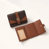 【Michael Kors】Greenwich 經典滿版老花Logo 防刮皮革三折翻蓋短夾(焦糖棕色)