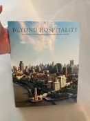 收藏級《半島酒店集團的歷史 Beyond Hospitality》畫冊，介紹香港著名家族嘉道理擁有的半島酒店和中國的故事