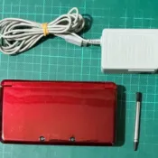 激動的巨人 二手現貨 3DS 主機 日規 無改機 紅色 外表有傷 附原廠充電器 原廠觸控筆 實物拍攝 如圖
