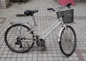 淑女車 捷安特 淑女車 低跨點 26× 1 3/8鋁合金車架 6段變速，車幅是不銹鋼