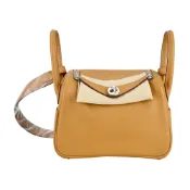 【康是美官方網購】Hermes 愛馬仕 Mini Lindy Swift Z刻 雙色牛皮轉釦手提/肩背兩用包(AH 芝麻色X藍/銀釦)_廠商直送