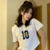  【隔日到貨】100%純棉 10數字層疊草寫英文字印花高彈力貼身包胸短版露腰圓領正肩貼肩短袖T恤女上衣服大童可穿短款素色