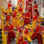 【兒童舞獅表演】獅子頭道具 舞獅頭 表演服裝 幼兒園 小學 初中 高中 節慶活動 廟會 陣頭 民俗技藝 醒獅 祥獅獻瑞 