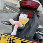 精品火熱👼摩托機車裝飾 哆啦A夢擺件 卡通玩偶 睡覺大雄 招手哆啦A夢 汽車公仔 摩托车卡通摆件 卡通风车装饰 通用