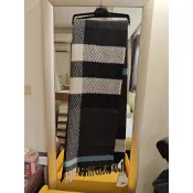 BURBERRY全新真品英國製黑色格紋純羊毛202 x 50公分大尺寸針織圍巾/披肩--2.4折出清(不議價商品)