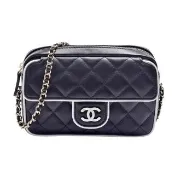 【CHANEL 香奈兒】經典白色琺瑯雙C LOGO菱格紋羊皮白色滾邊相機包/斜背包(黑色AP4516L-BLK-GP)