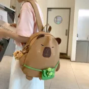 限時特賣中🎈巴卡熊書包女生雙肩包可愛水豚卡皮巴拉兒童卡通背包輕便減負護脊 日係國中大容量多口袋書包 大學生防水雙肩包 簡