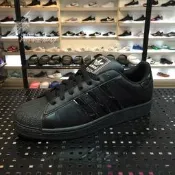 {潮鞋瘋}ADIDAS 愛迪達 全黑白標貝殼頭SUPERSTAR 2 黑武士 情侶款(男段) V22961