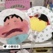 臺灣現_貨🔥【2.5萬人收藏】蠟筆小新搞怪扇子光柵創意扇便攜創意夏季手持小扇子卡通可愛圓扇 小羊咩咩困