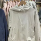 全球選品1館 生活百貨 女裝防風拉鍊保暖連帽外套內裡搖粒絨戶外防水夾克秋冬新款472150