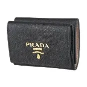 【PRADA 普拉達】PRADA Saffiano金字LOGO撞色設計防刮牛皮3卡壓釦式三折短夾(小/黑x粉紅)