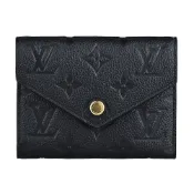 LV M64060 VICTORINE壓花LOGO Monogram Empreinte牛皮6卡釦式短夾(黑)