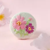 粉色波斯菊刺繡胸針或刺繡髮圈