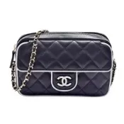 CHANEL 經典白色琺瑯雙C LOGO菱格紋羊皮白色滾邊相機包/斜背包(黑色)
