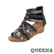 QUEENA 坡跟涼鞋/復古歐美蛇紋皮革縷空魚骨線條坡跟涼鞋 黑