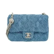 【CHANEL 香奈兒】展示品 Mini Coco 山茶花緹花牛仔愛心調節銀鍊斜背包-17cm(AS3828-牛仔藍)