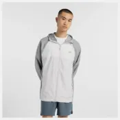 (店+)【NEW BALANCE】NEW BALANCE 外套 NB 灰白 防水 可收納 風衣外套 男 MO51501YST