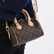 【Louis Vuitton 路易威登】LV M46234 Speedy 20 經典花紋附鎖組寬背帶手提包兩用包(現貨)